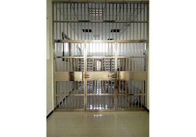 榆林监狱通道隔离门安装案例